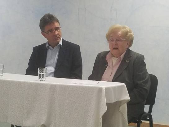 Zeitzeugin Kalrla Spagerer zusammen mit Dr. Stephan Fulst-Blei 